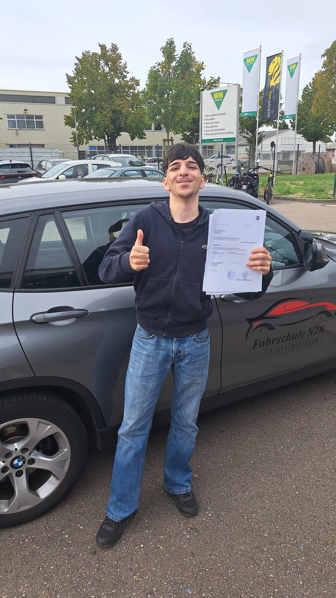 Daniel nach bestandener Führerscheinprüfung