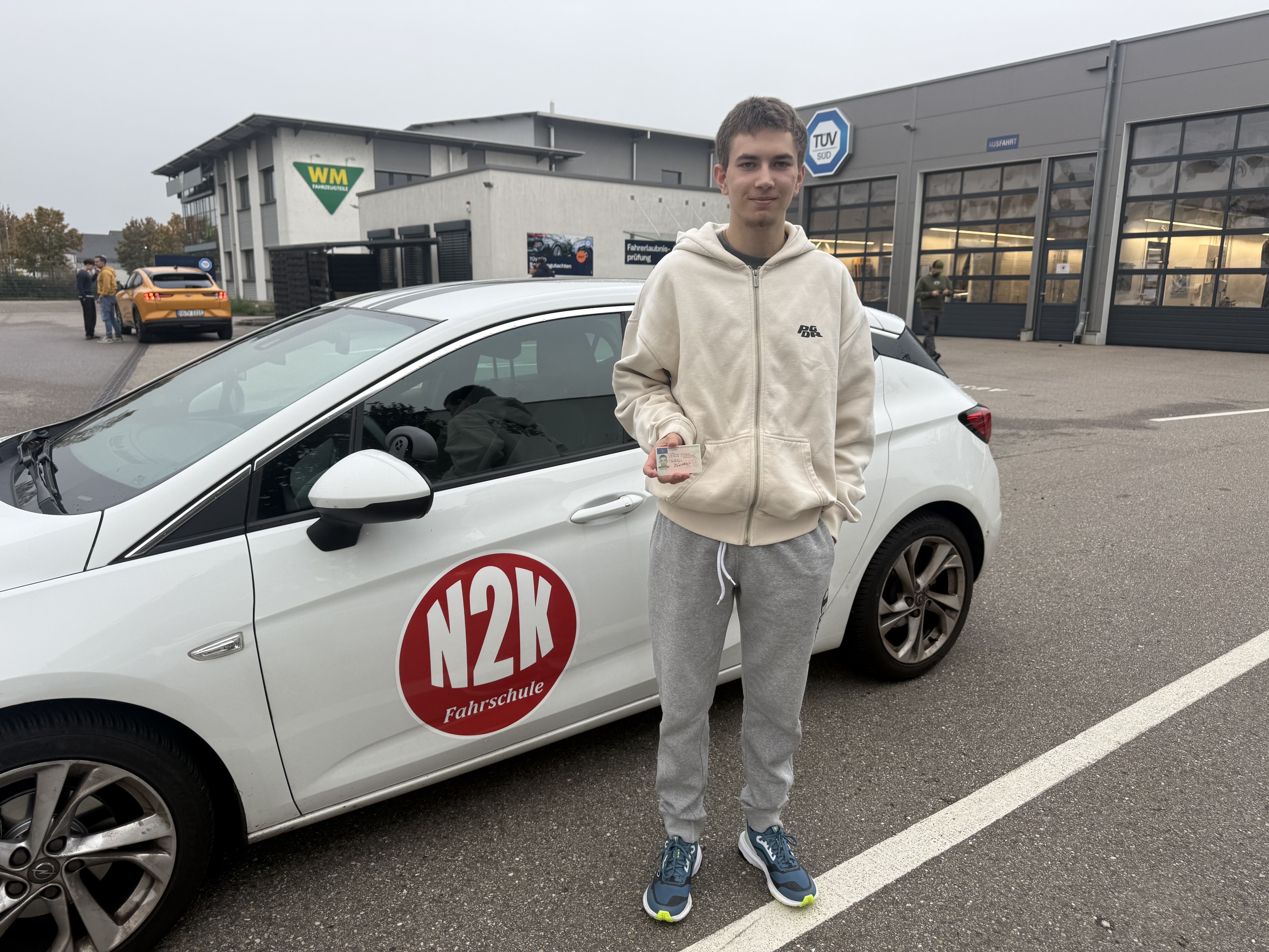 Lucas nach bestandener Führerscheinprüfung