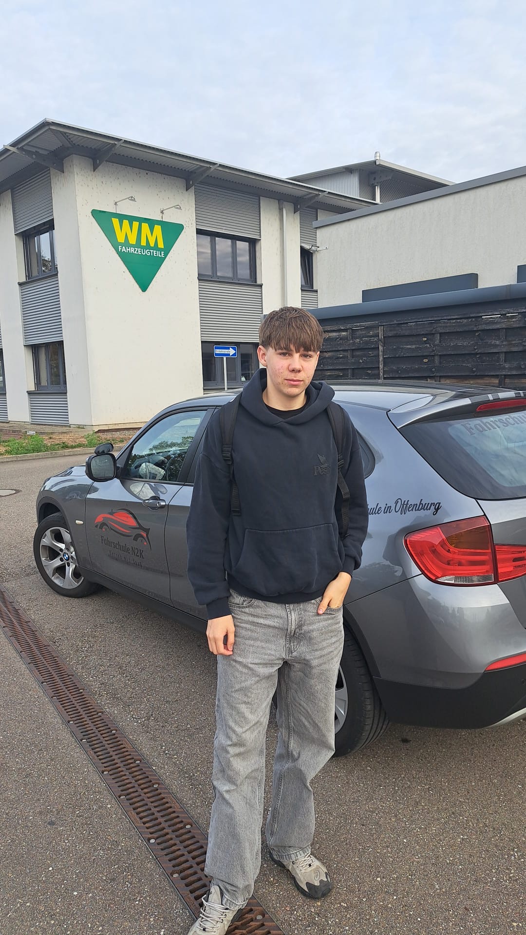 Denis nach bestandener Führerscheinprüfung