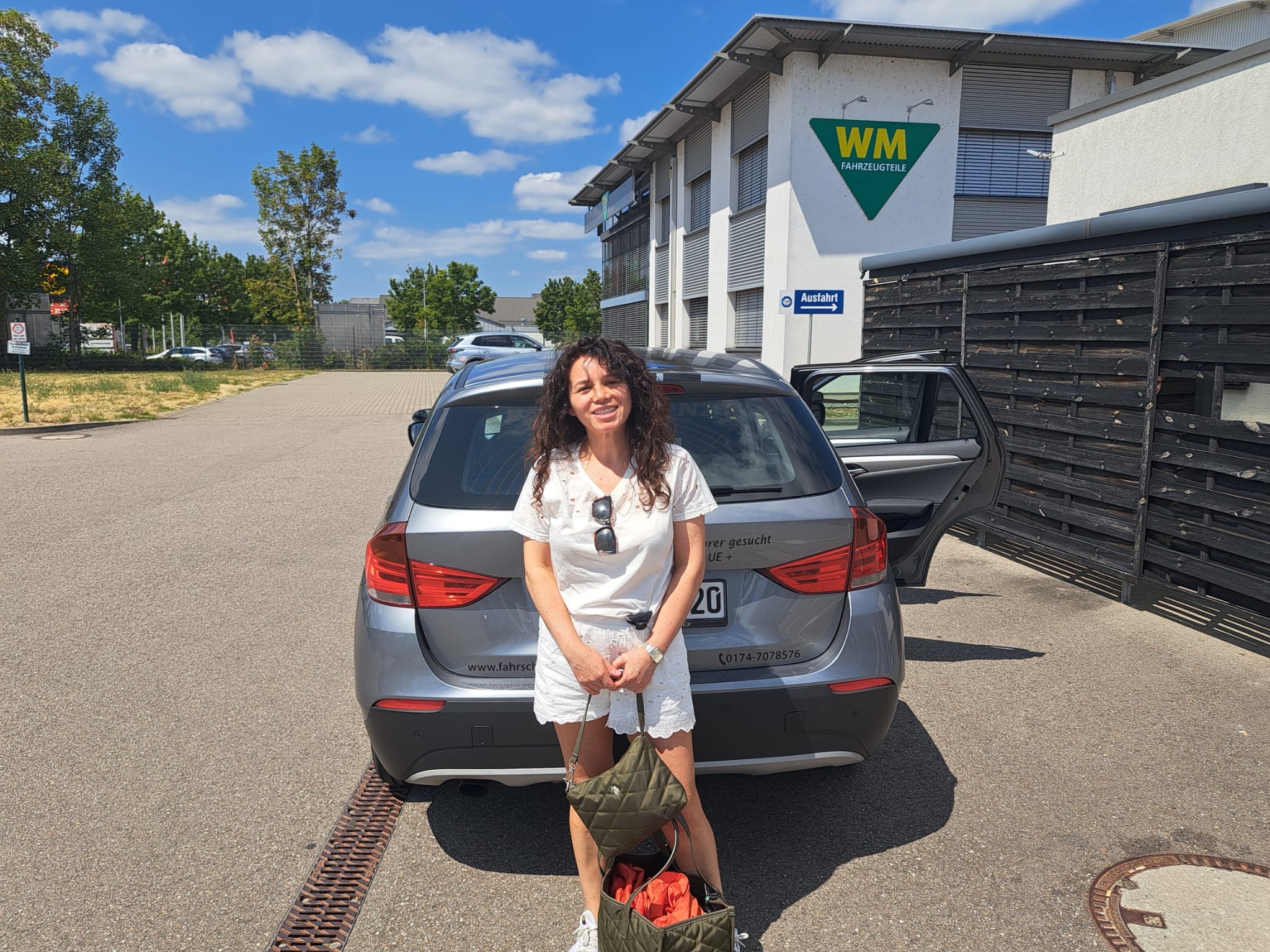 Andrea nach bestandener Führerscheinprüfung