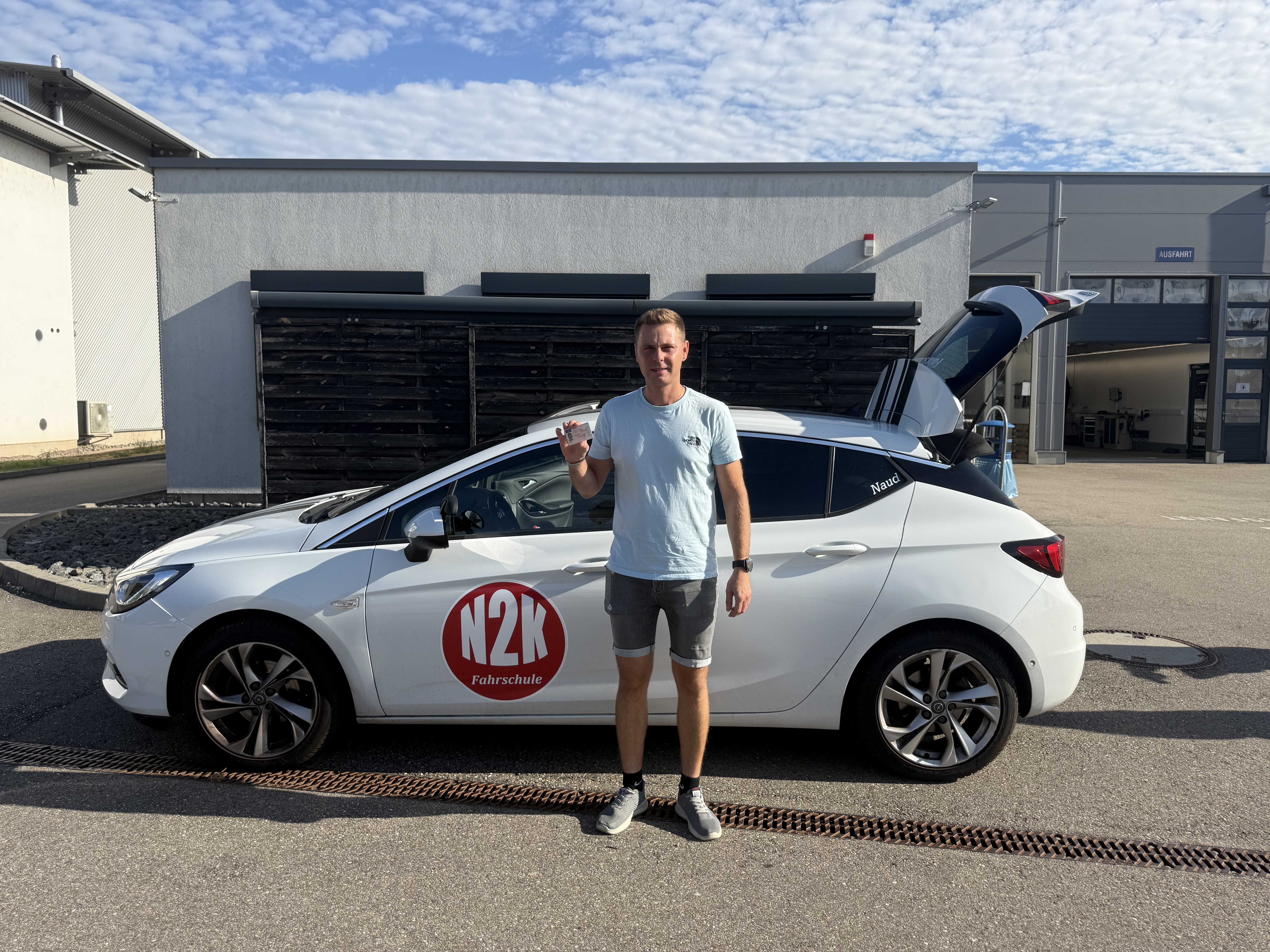 Pascal nach bestandener Führerscheinprüfung