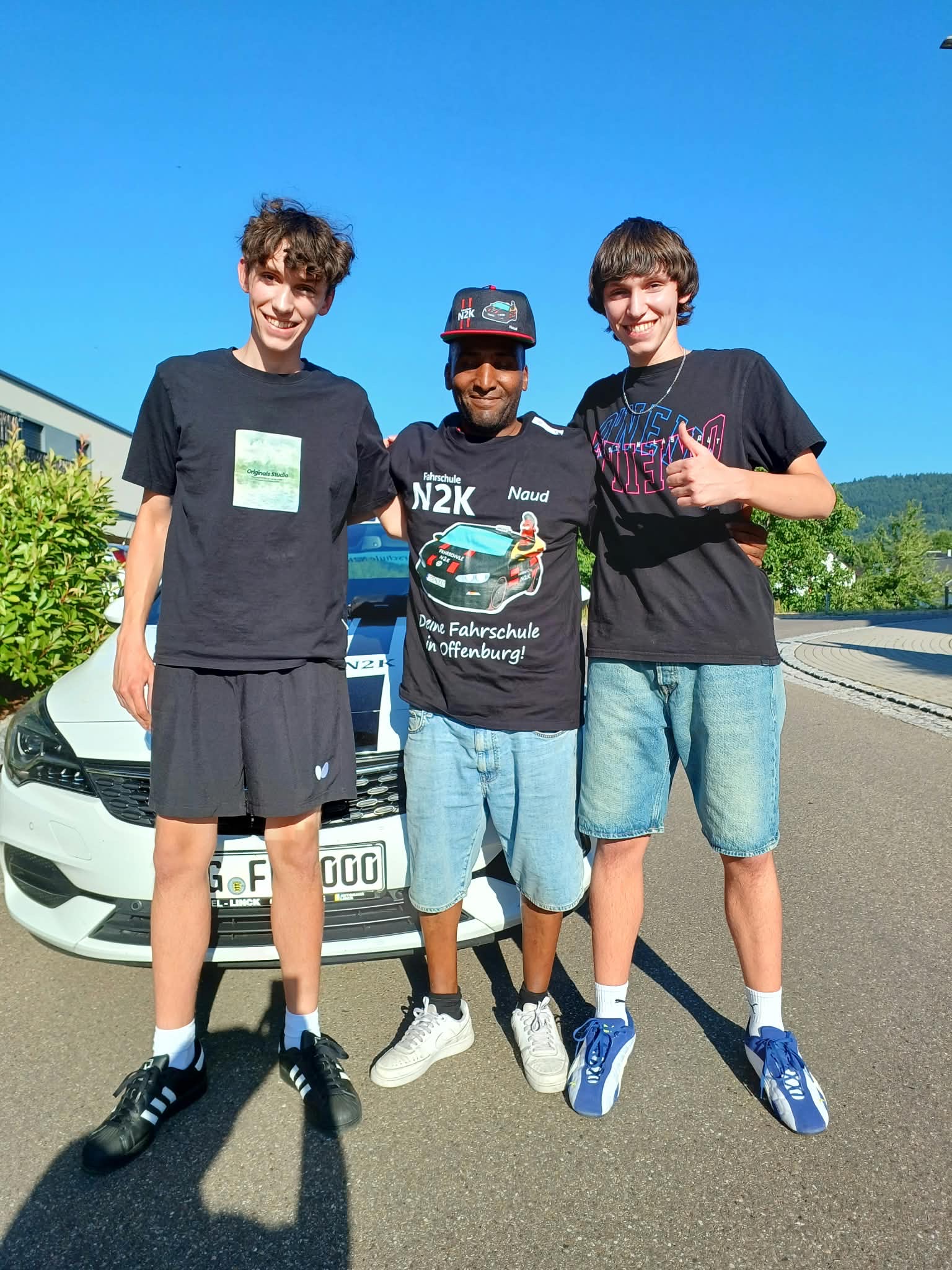 Simon & Jakob nach bestandener Führerscheinprüfung